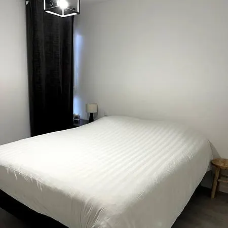 Apartment 7 Min De La